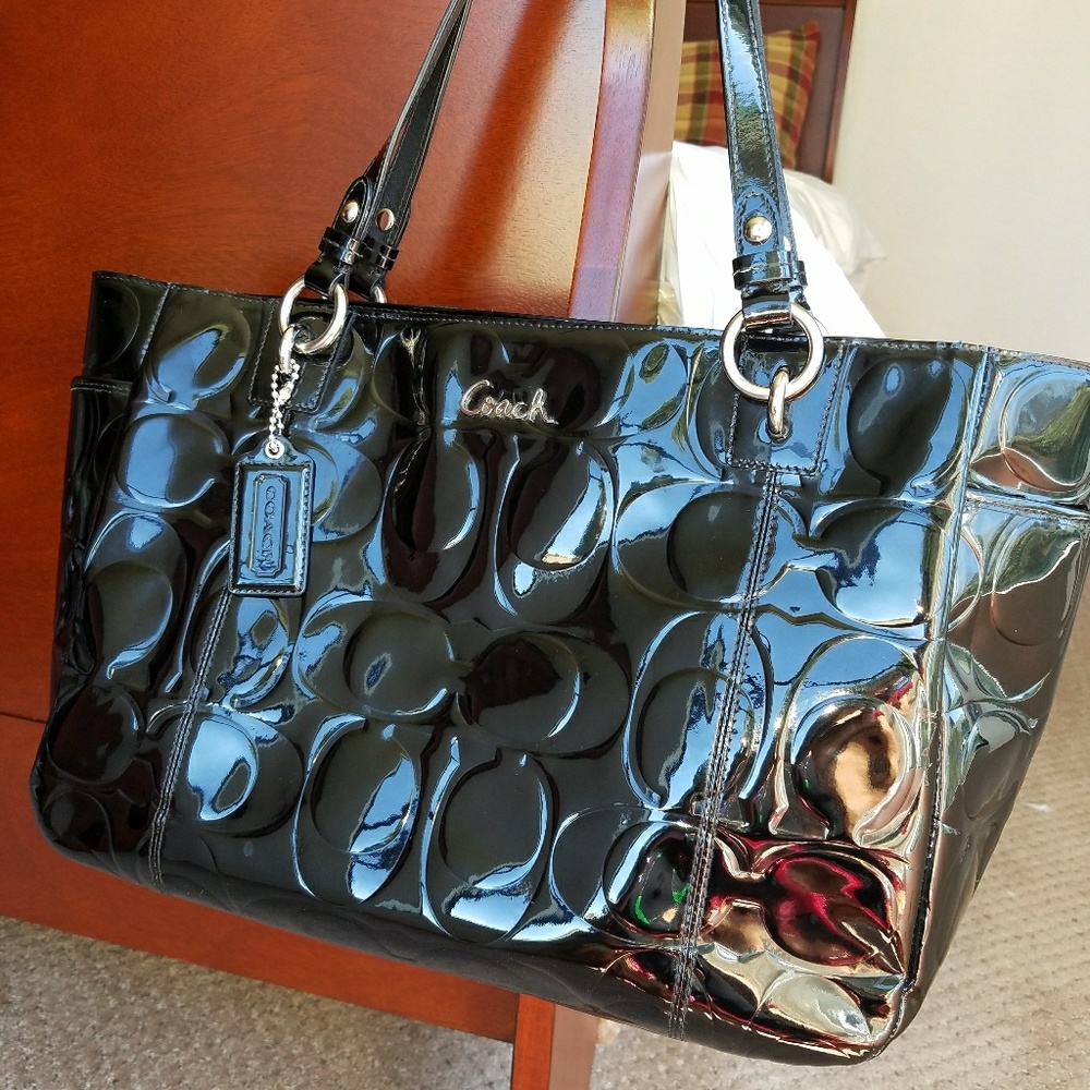 AUNTHENTIC  Coach bag black embossed patent LEATHE